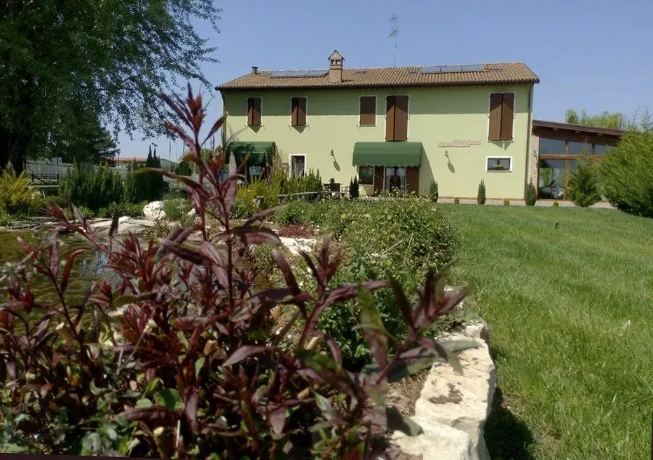 La Locanda Proni vista dal vialetto, con il portico e il giardino
